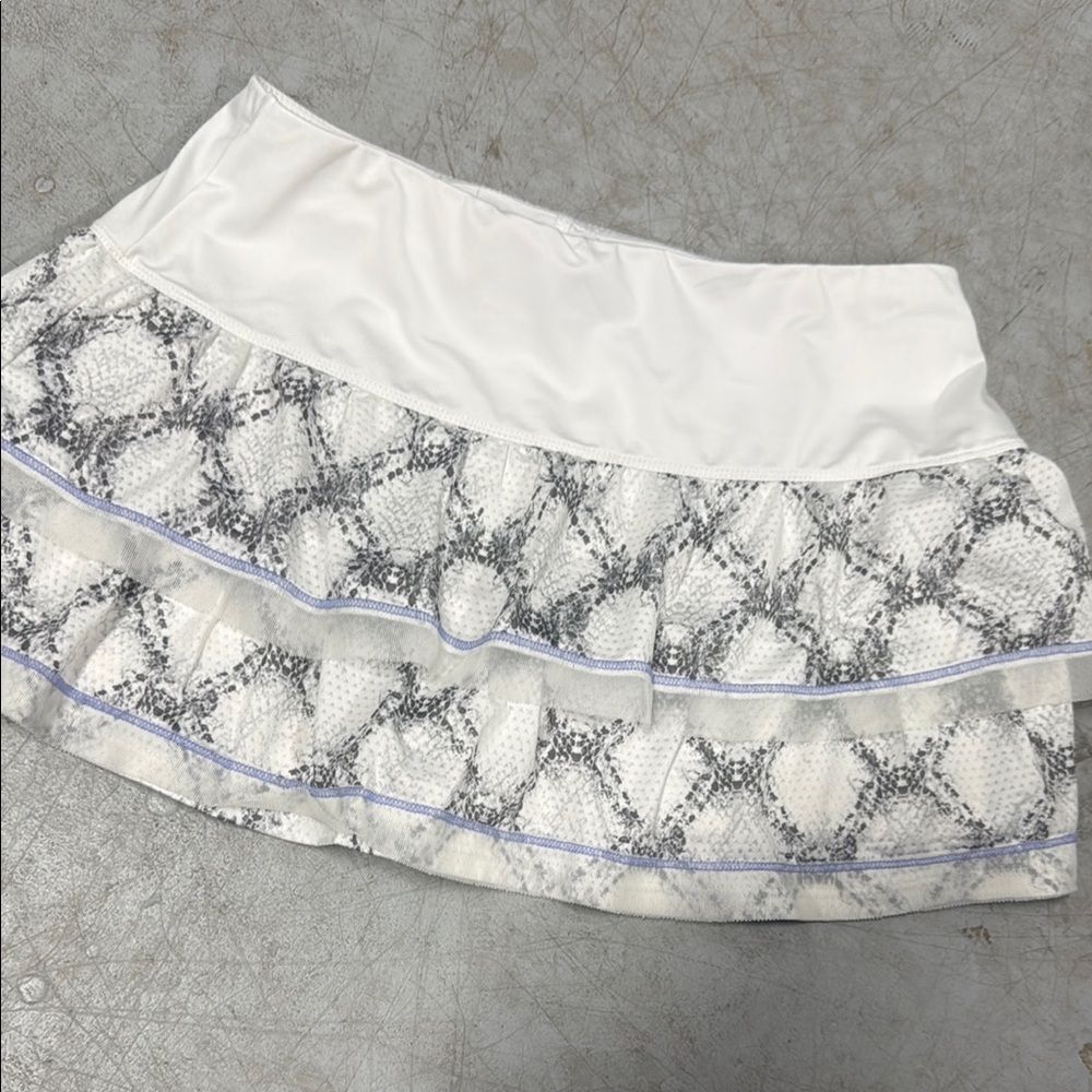 Lucky in Love White Snake PrintโGray Size Medium Athletic Skirt with Shorts